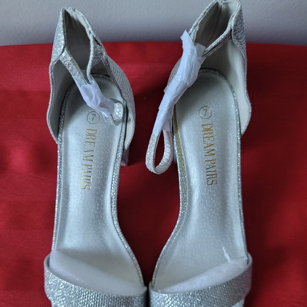 BRAND NEW, DREAM PAIRS LOW CHUNK HEELS, SIZE 7!!!